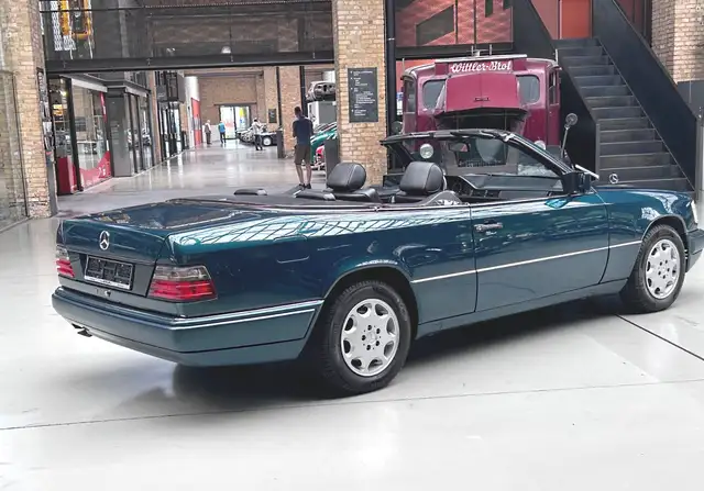 Mercedes-Benz E view 7