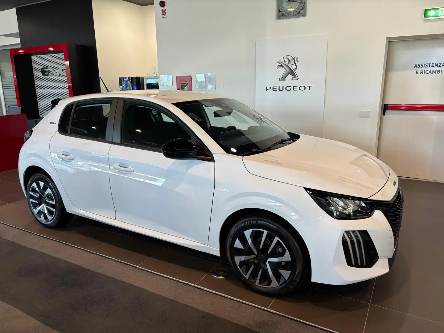 Peugeot 208 208 II 2023 1.2 hybrid Style 110cv e-dcs 6 Wit - 1