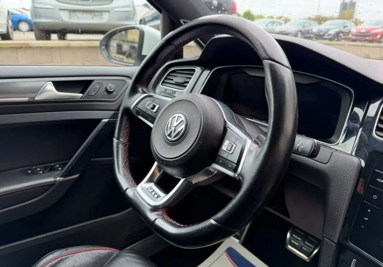 Volkswagen Golf GTI — photo 11