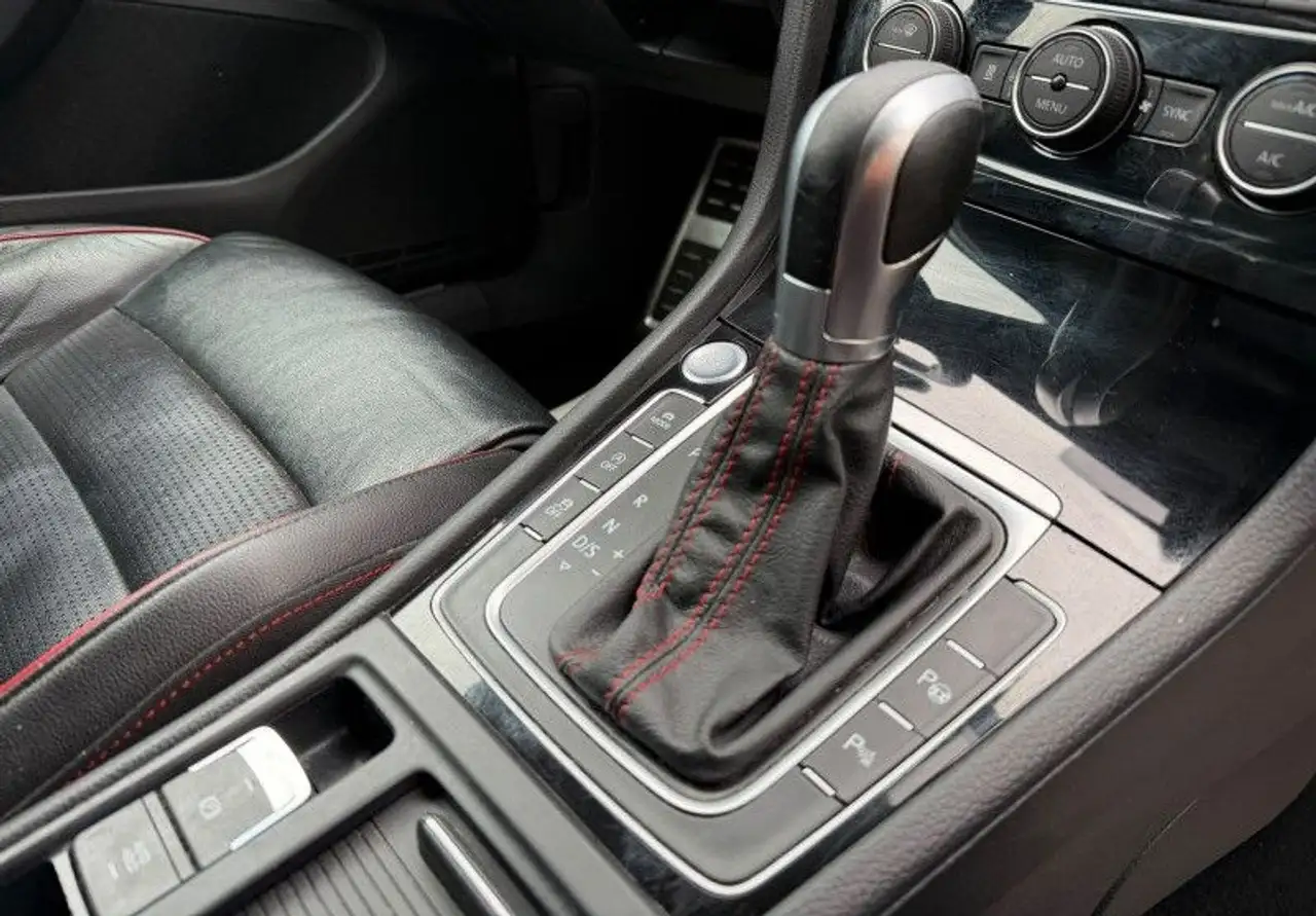 Volkswagen Golf GTI — photo 16