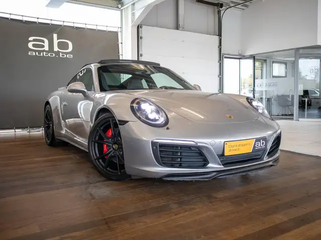 Porsche 911 view 8