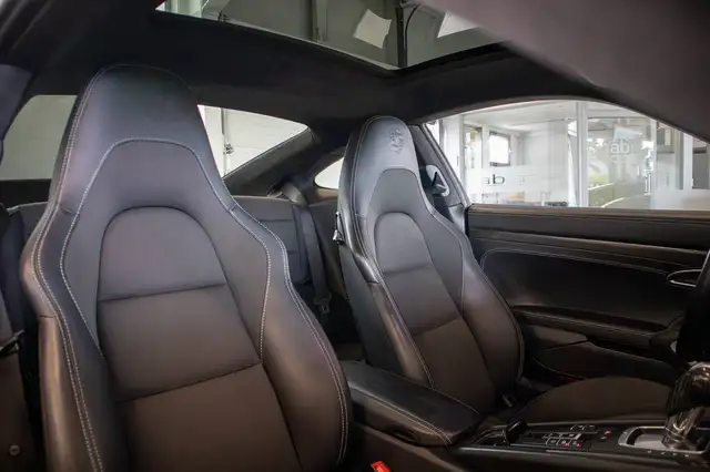 Porsche 911 view 13