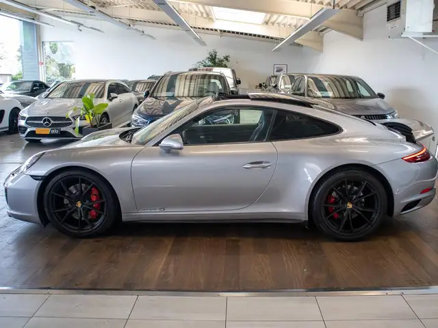 Porsche 911 view 5