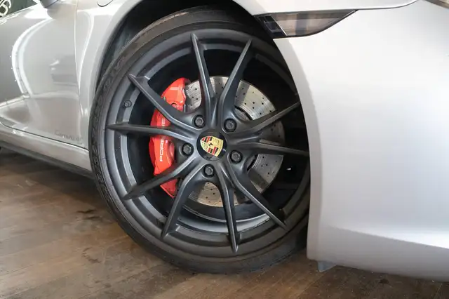 Porsche 911 view 7