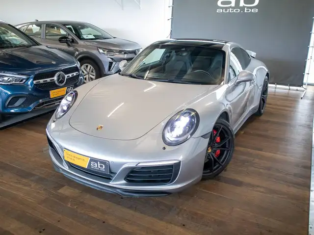 Porsche 911 view 3