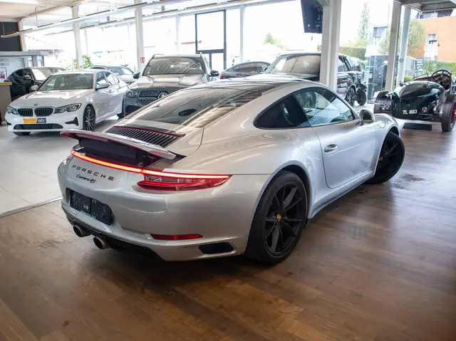 Porsche 911 view 4