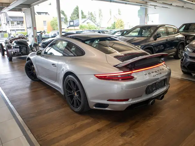 Porsche 911 view 9