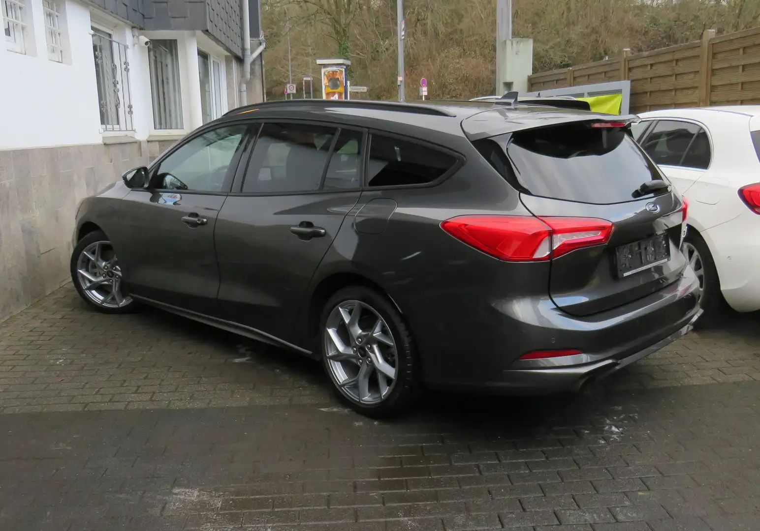Ford Focus Turnier ST // DAB, R-kam, Ahk, Recaro Grau - 2