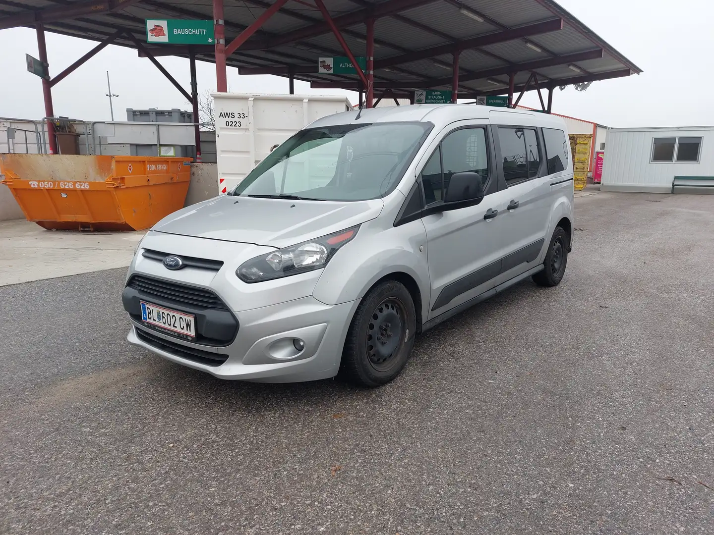Ford Grand Tourneo Plateado - 2