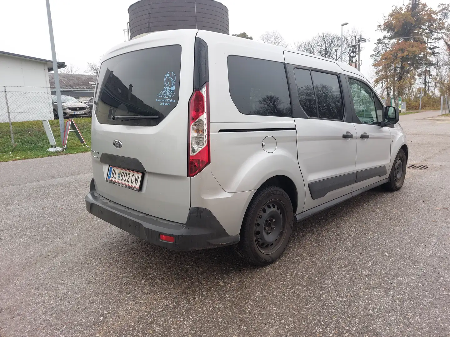 Ford Grand Tourneo Plateado - 1