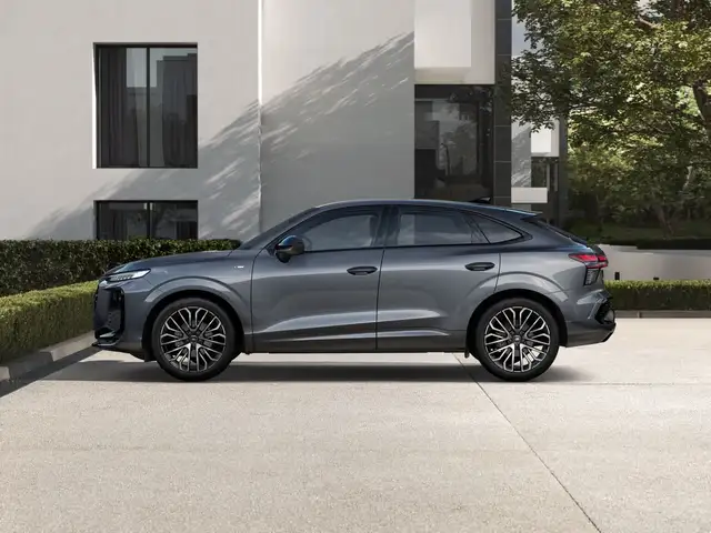 Audi Q3 view 3