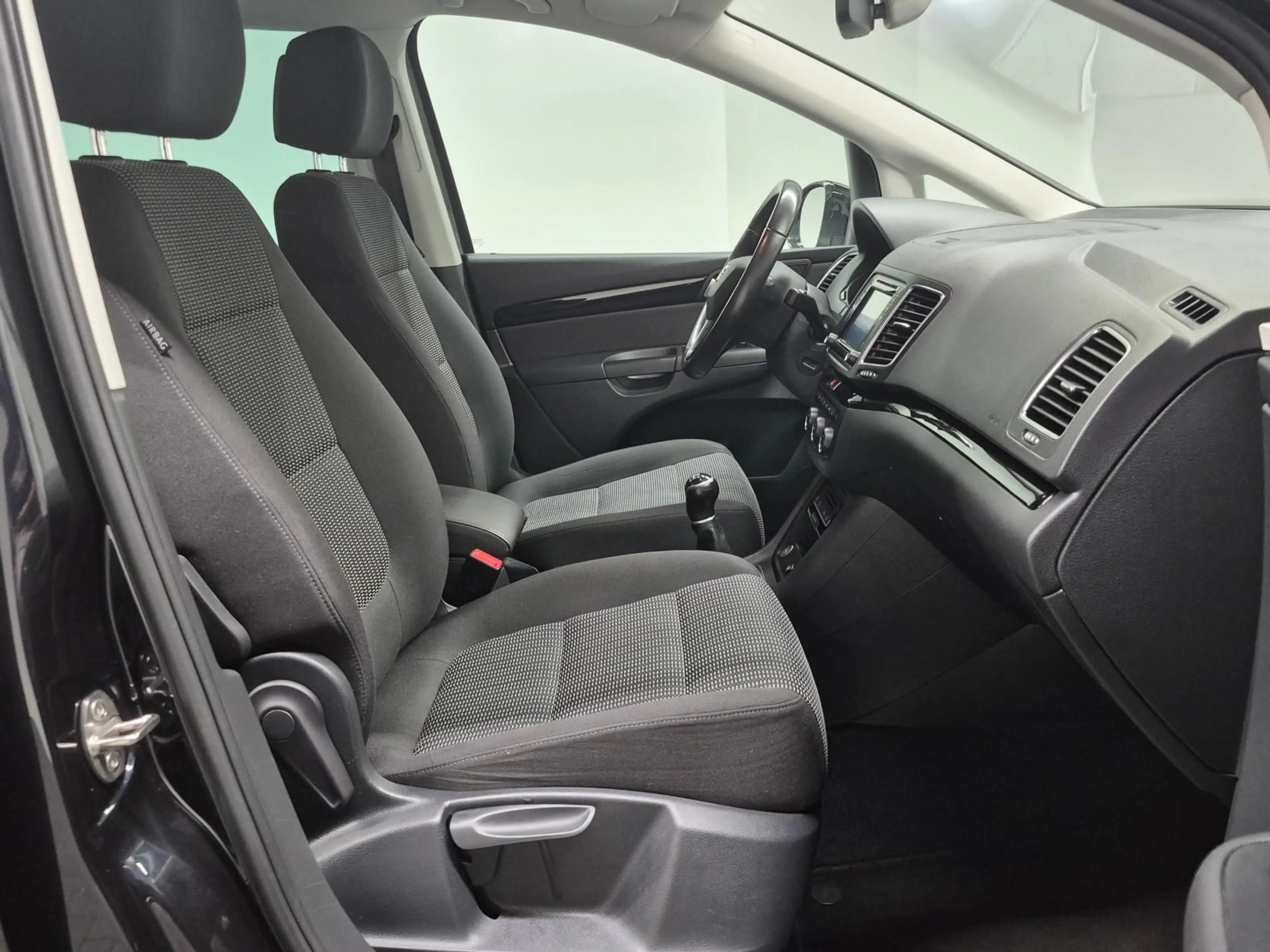SEAT Alhambra 7-Sitzer/Bi-Xenon/Navi/SHZ/Kam/AHK/17LM — photo 9