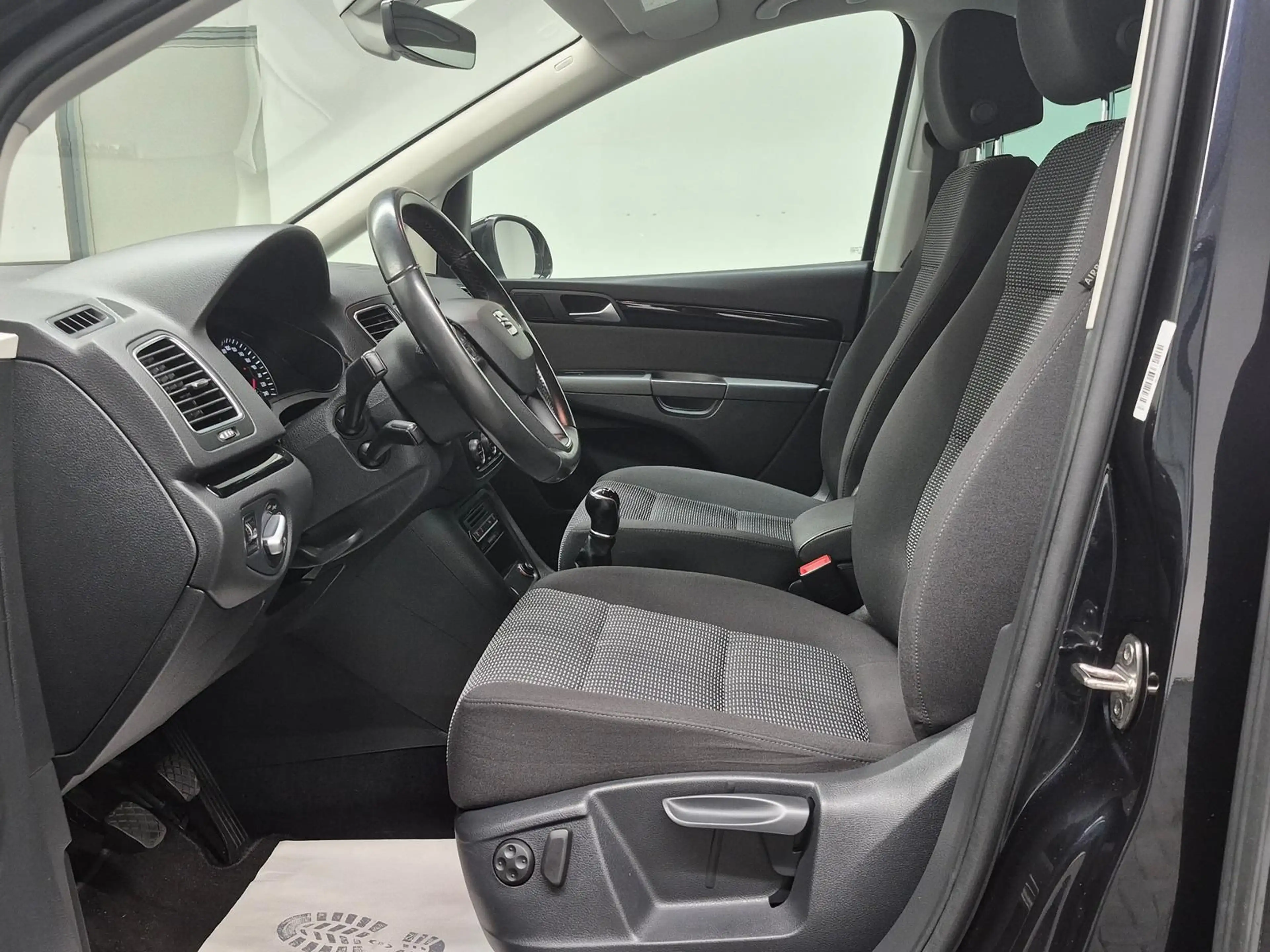 SEAT Alhambra 7-Sitzer/Bi-Xenon/Navi/SHZ/Kam/AHK/17LM — photo 8