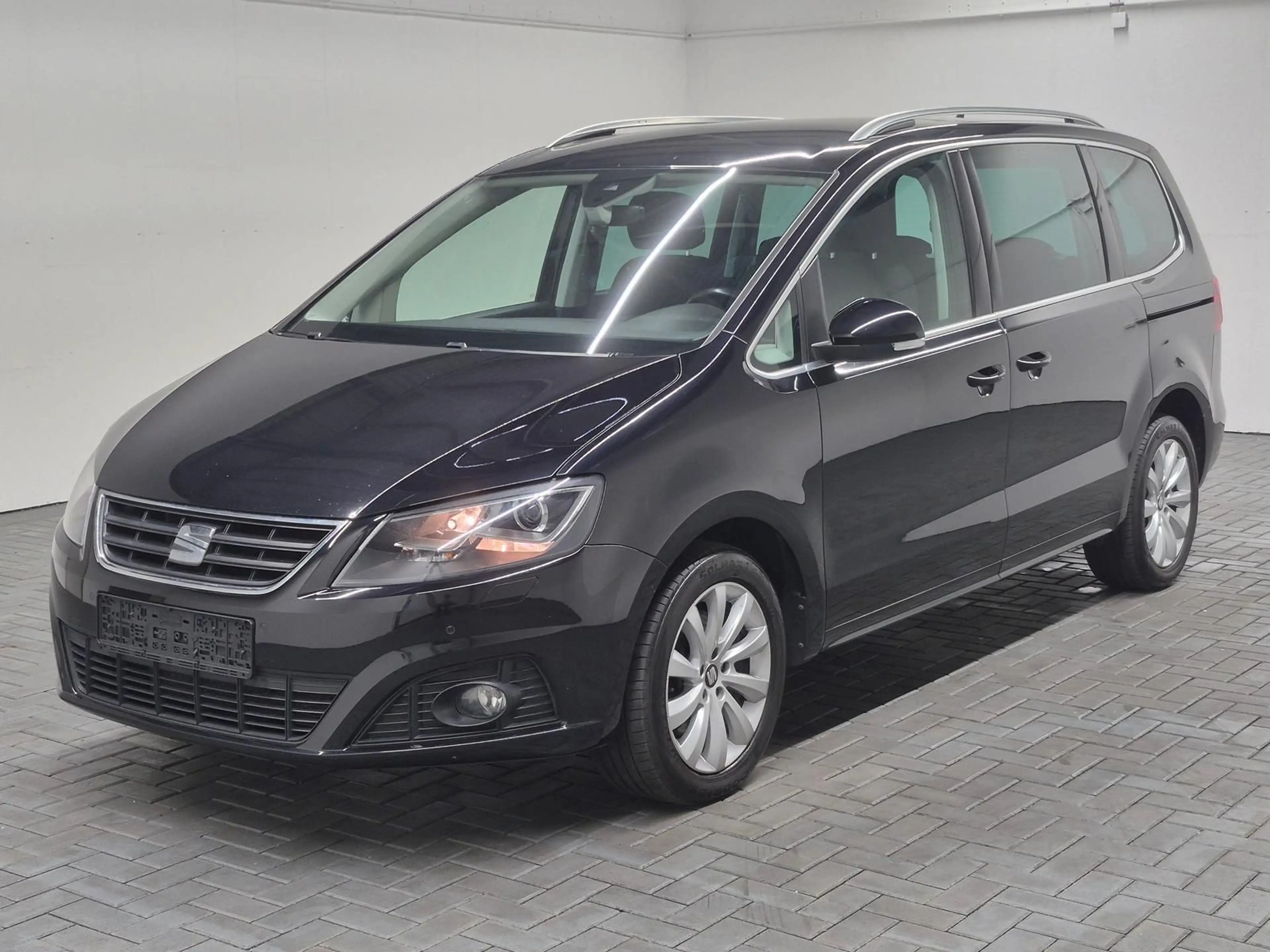 SEAT Alhambra 7-Sitzer/Bi-Xenon/Navi/SHZ/Kam/AHK/17LM