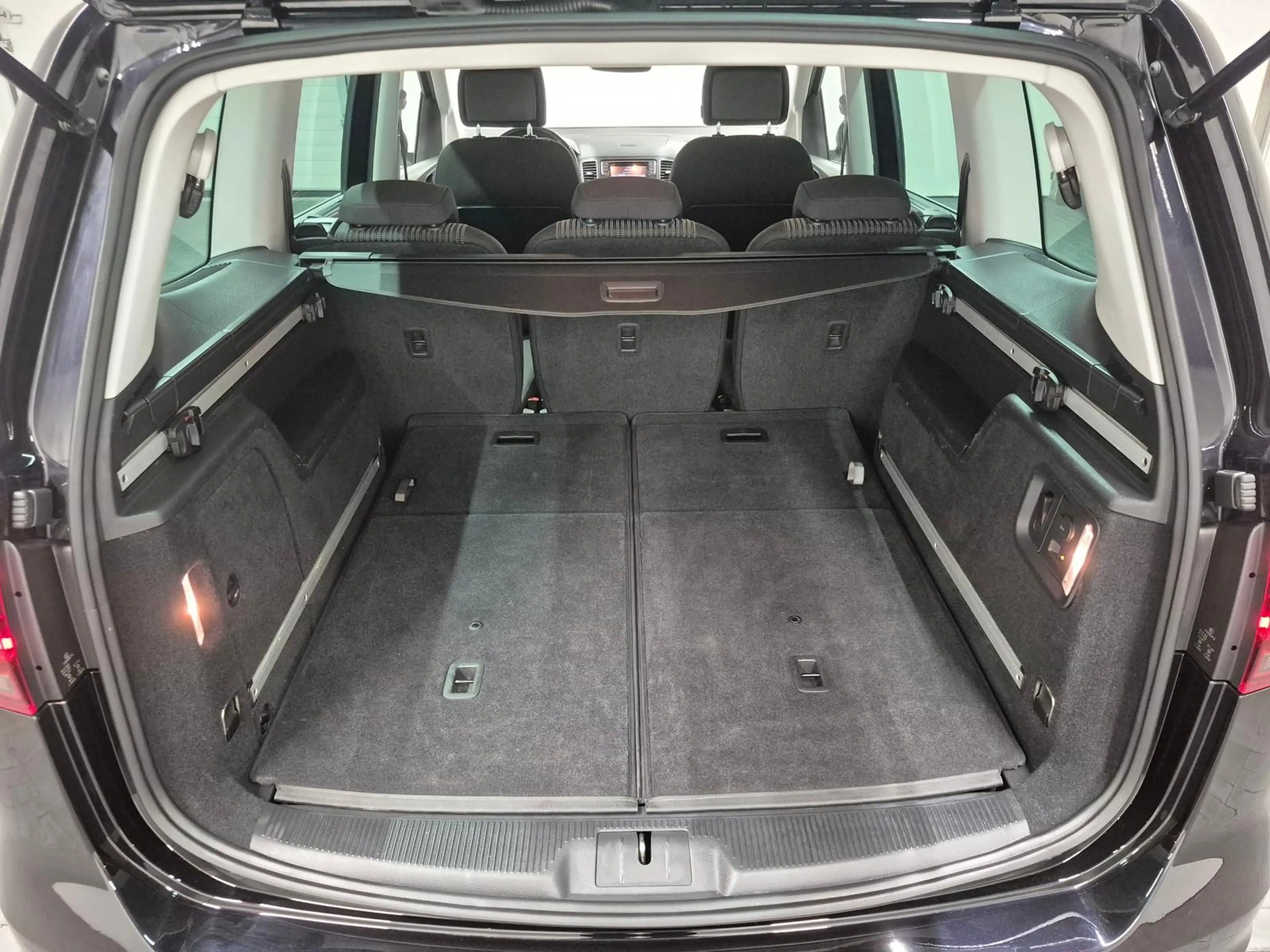 SEAT Alhambra 7-Sitzer/Bi-Xenon/Navi/SHZ/Kam/AHK/17LM — photo 7