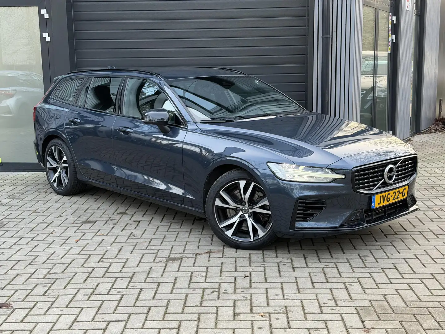 Volvo V60 2.0 T6 Recharge AWD R-Design Blau - 1
