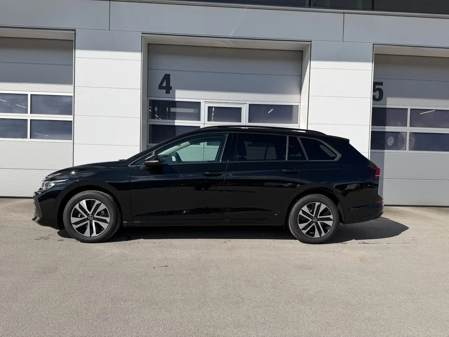 Volkswagen Golf Variant 1.5 eTSI 85 kW Life Schwarz - 2