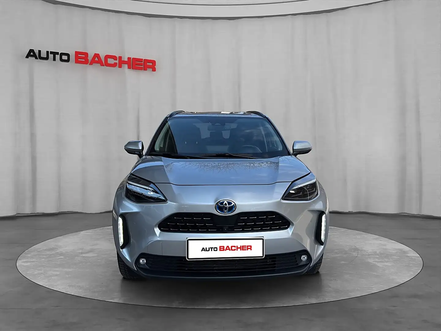 Toyota Yaris Cross 1,5 VVT-i Hybrid AWD Elegant Aut. Silber - 2