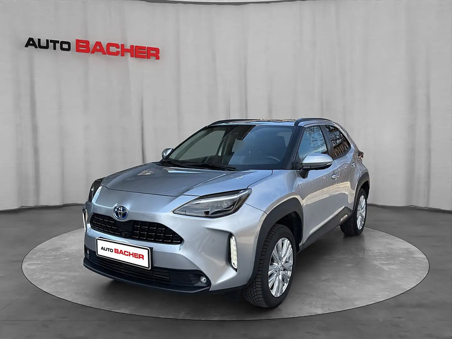 Toyota Yaris Cross 1,5 VVT-i Hybrid AWD Elegant Aut. Silber - 1