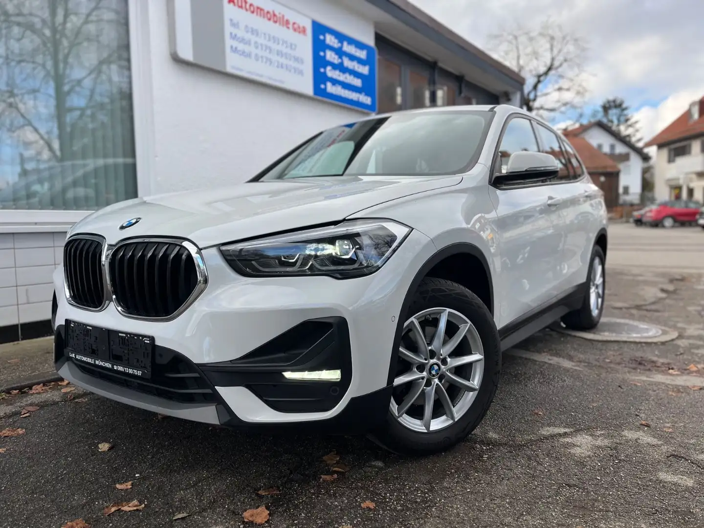BMW X1 sDriv 18d Aut. LED+Navi+DAB+17"+el.Heckklappe Weiß - 1