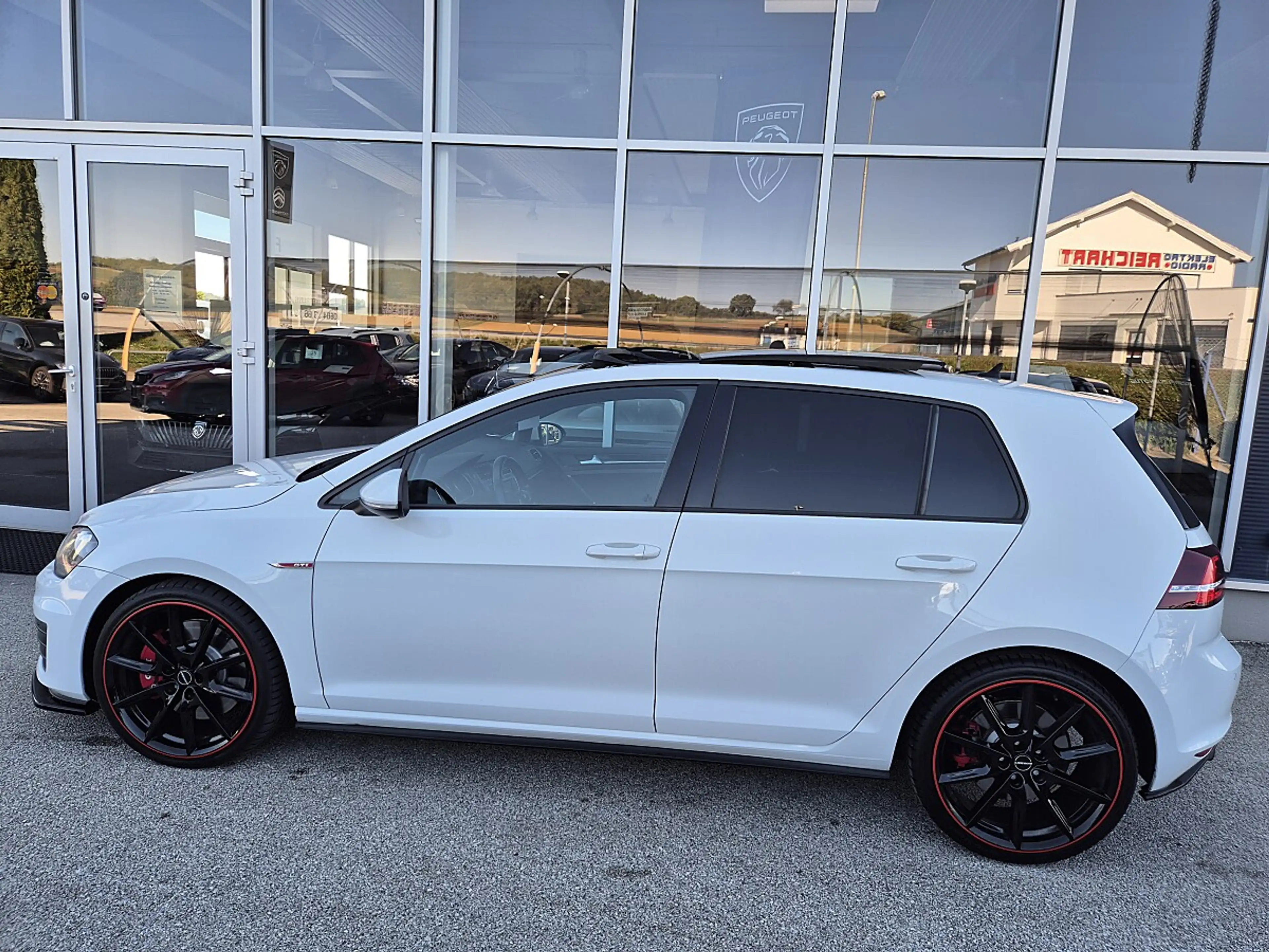 Volkswagen Golf GTI 2,0 TSI DSG Performance — photo 3