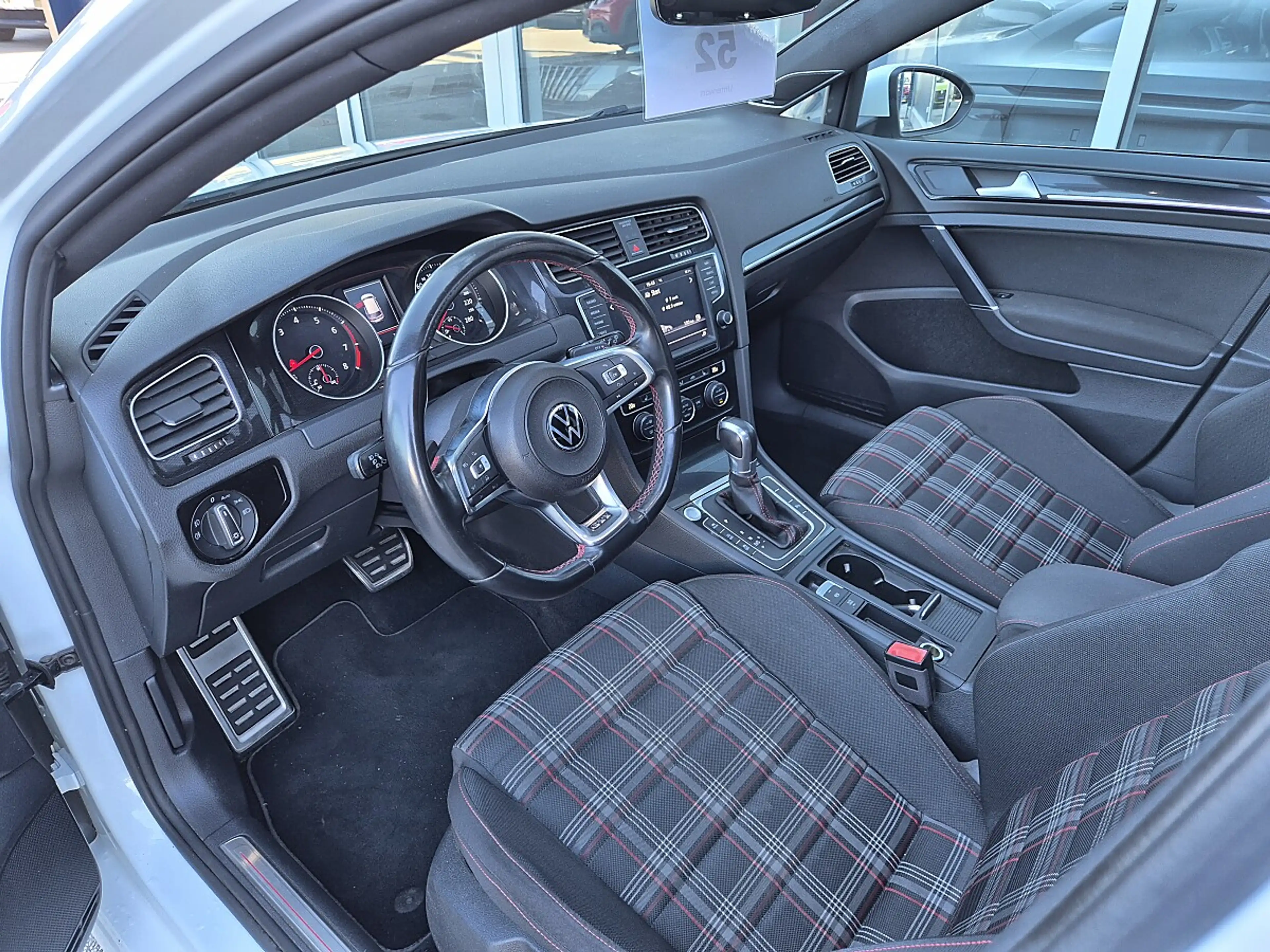 Volkswagen Golf GTI 2,0 TSI DSG Performance — photo 6
