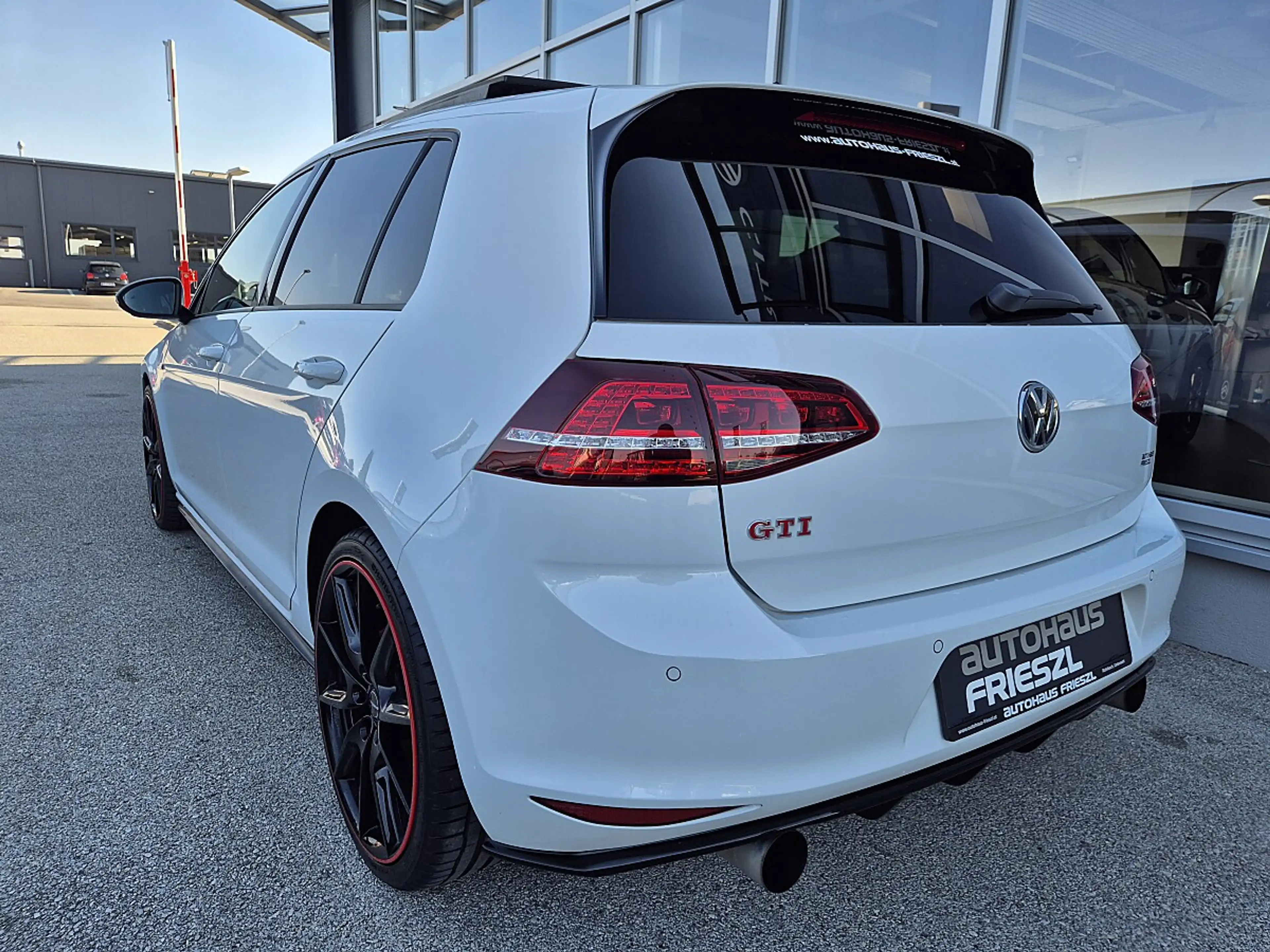 Volkswagen Golf GTI 2,0 TSI DSG Performance — photo 4