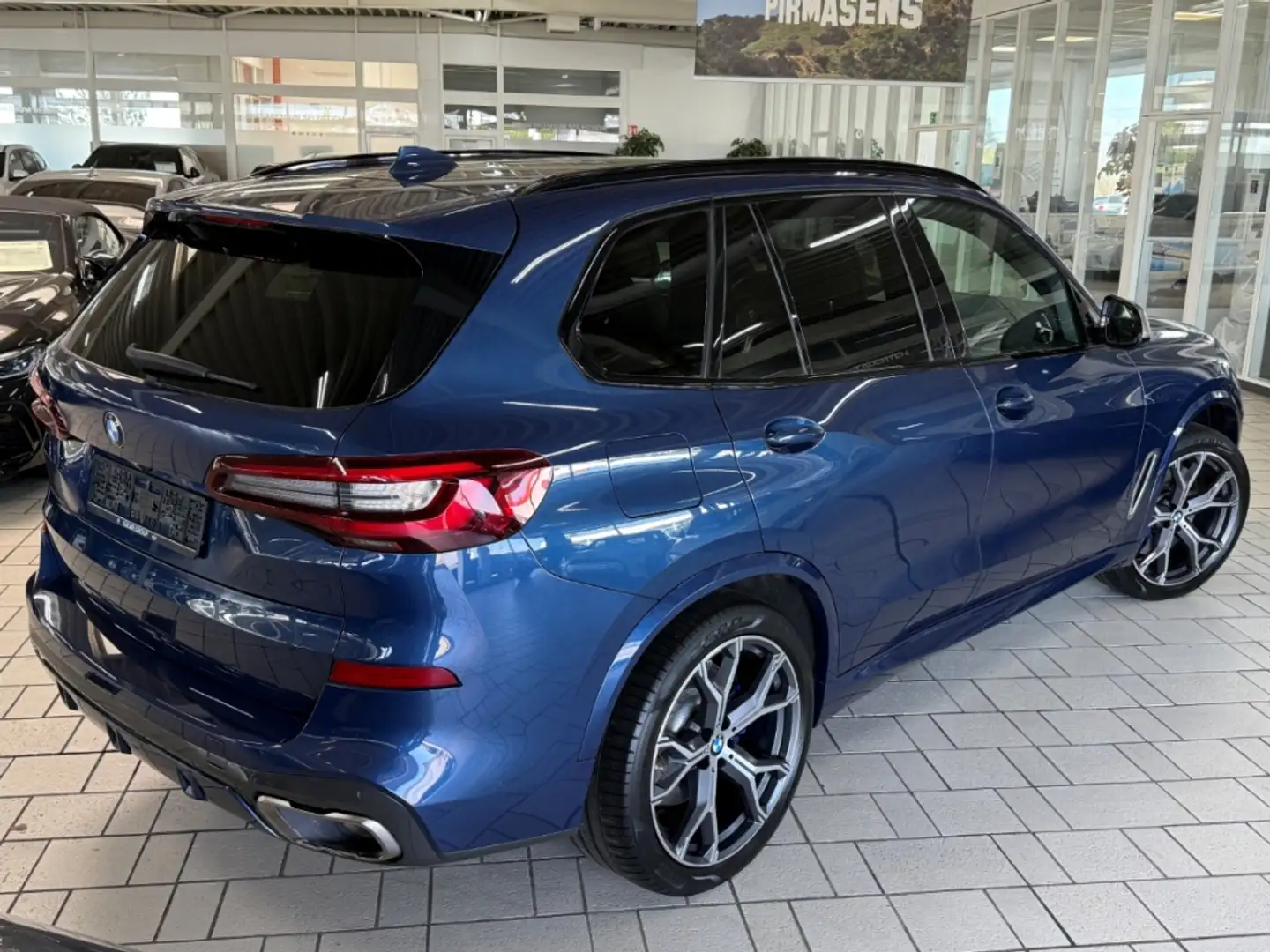 BMW X5 D A M-Sport 21'' HUD AD AHK Pano Laser Navi Komfzg Blauw - 2