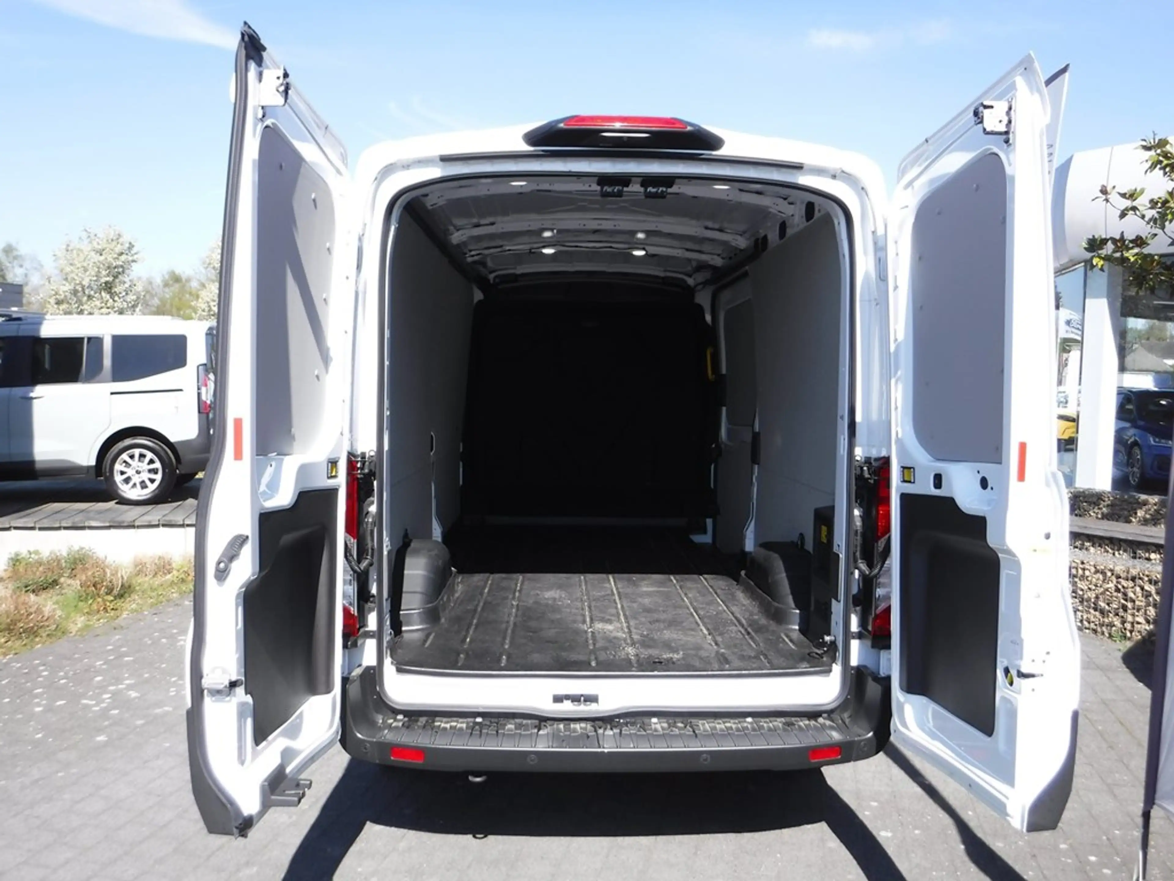 Ford E-Transit — photo 11
