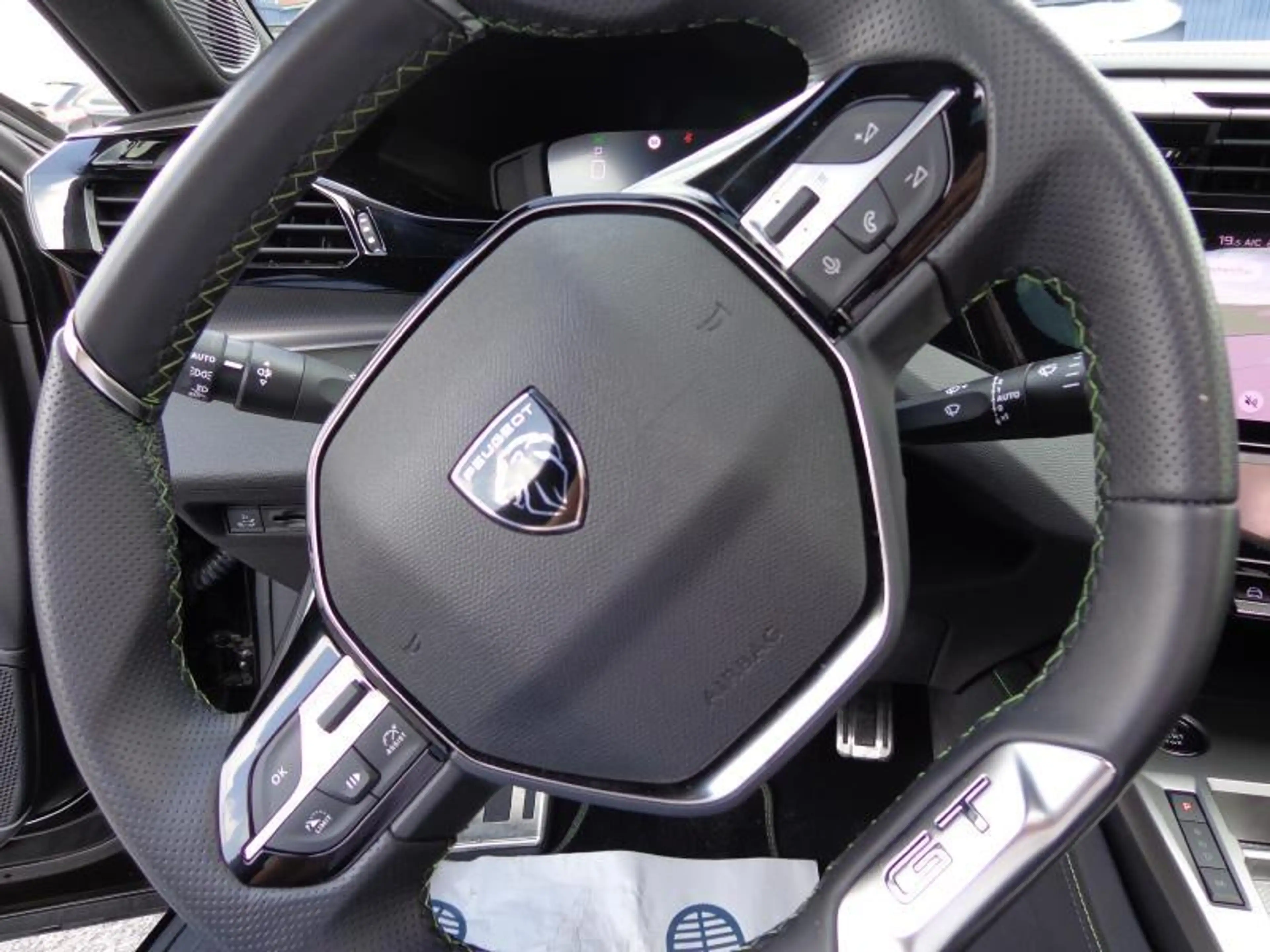 Peugeot 408 MHEV GT e-DCS6 - Toit ouvrant - Sièges élect. — photo 4