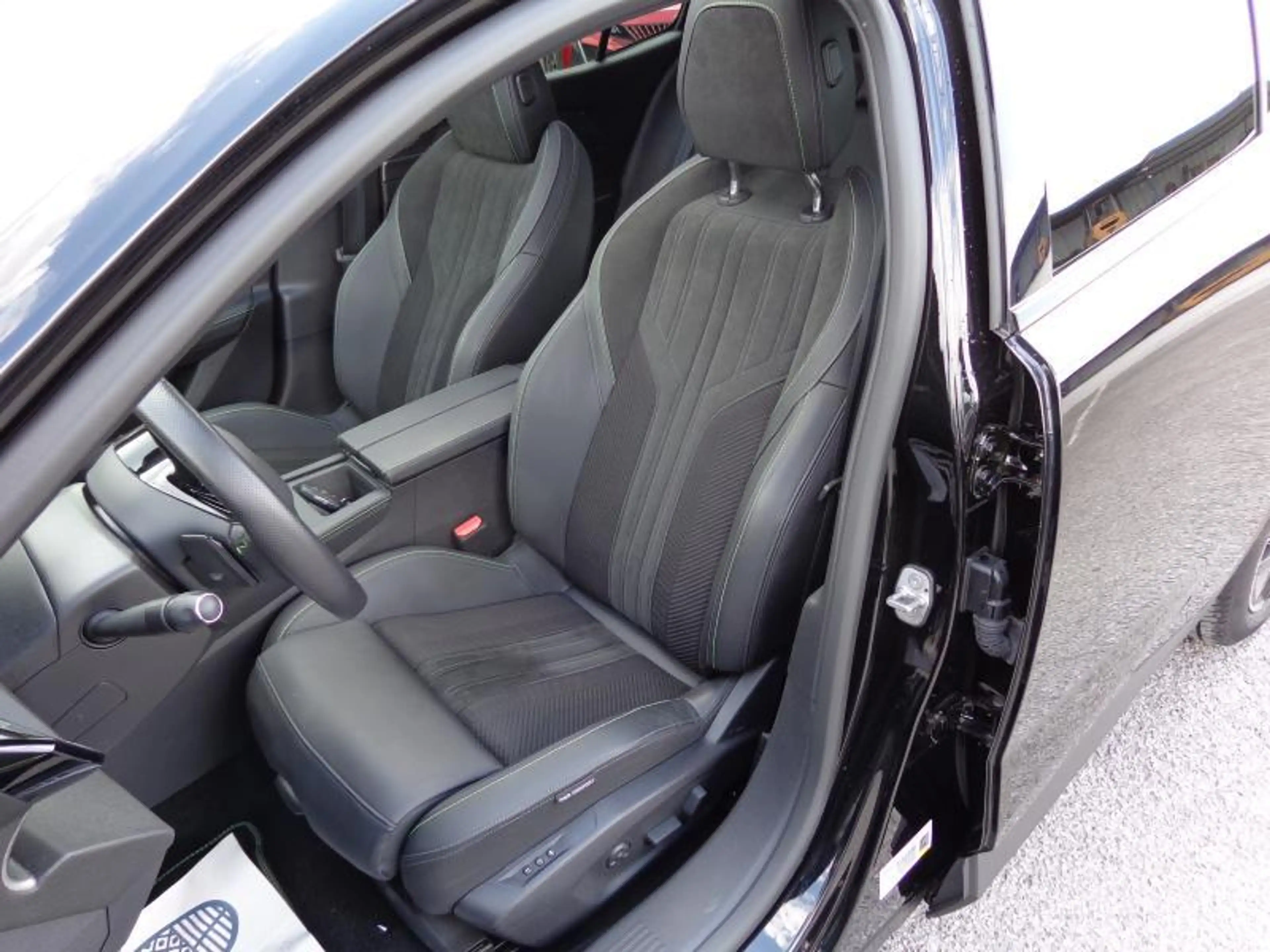 Peugeot 408 MHEV GT e-DCS6 - Toit ouvrant - Sièges élect. — photo 10