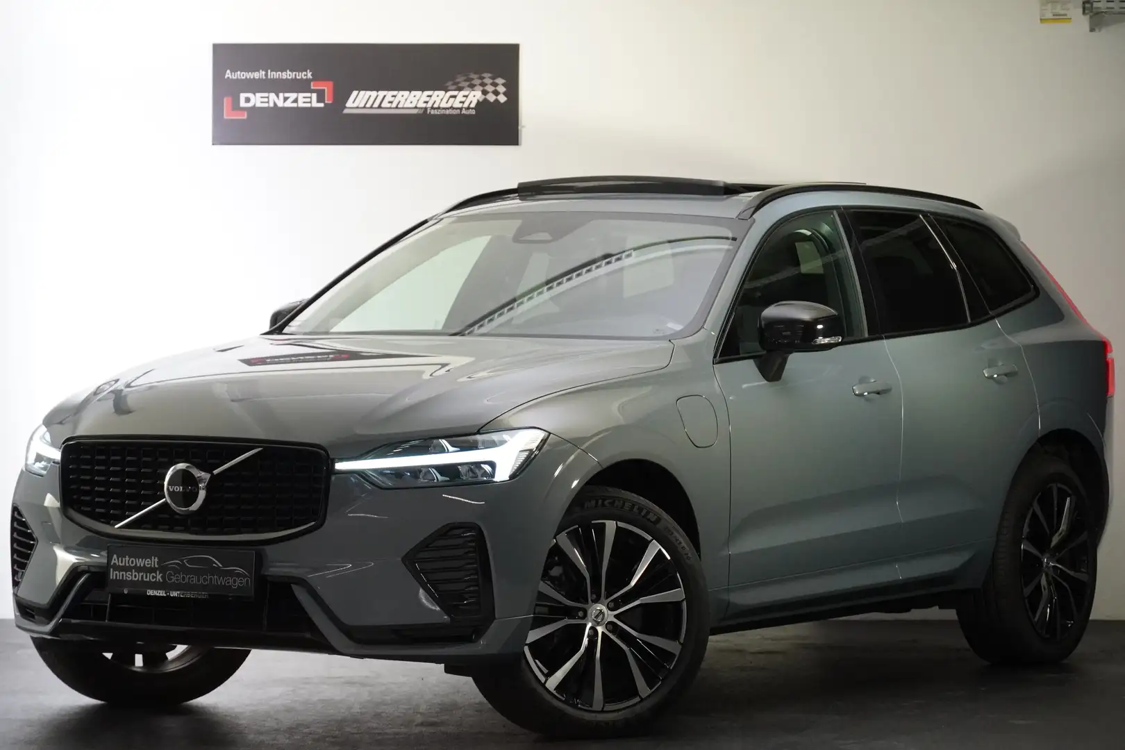Volvo XC60 T6 AWD Recharge PHEV R Design Gartronic Grau - 2
