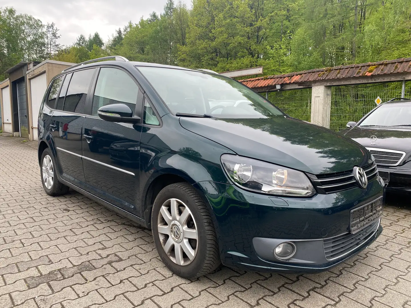 Volkswagen Touran 2.0 TDI Highline 7-Sitze Scheckheft Pano Navi AHk Groen - 2