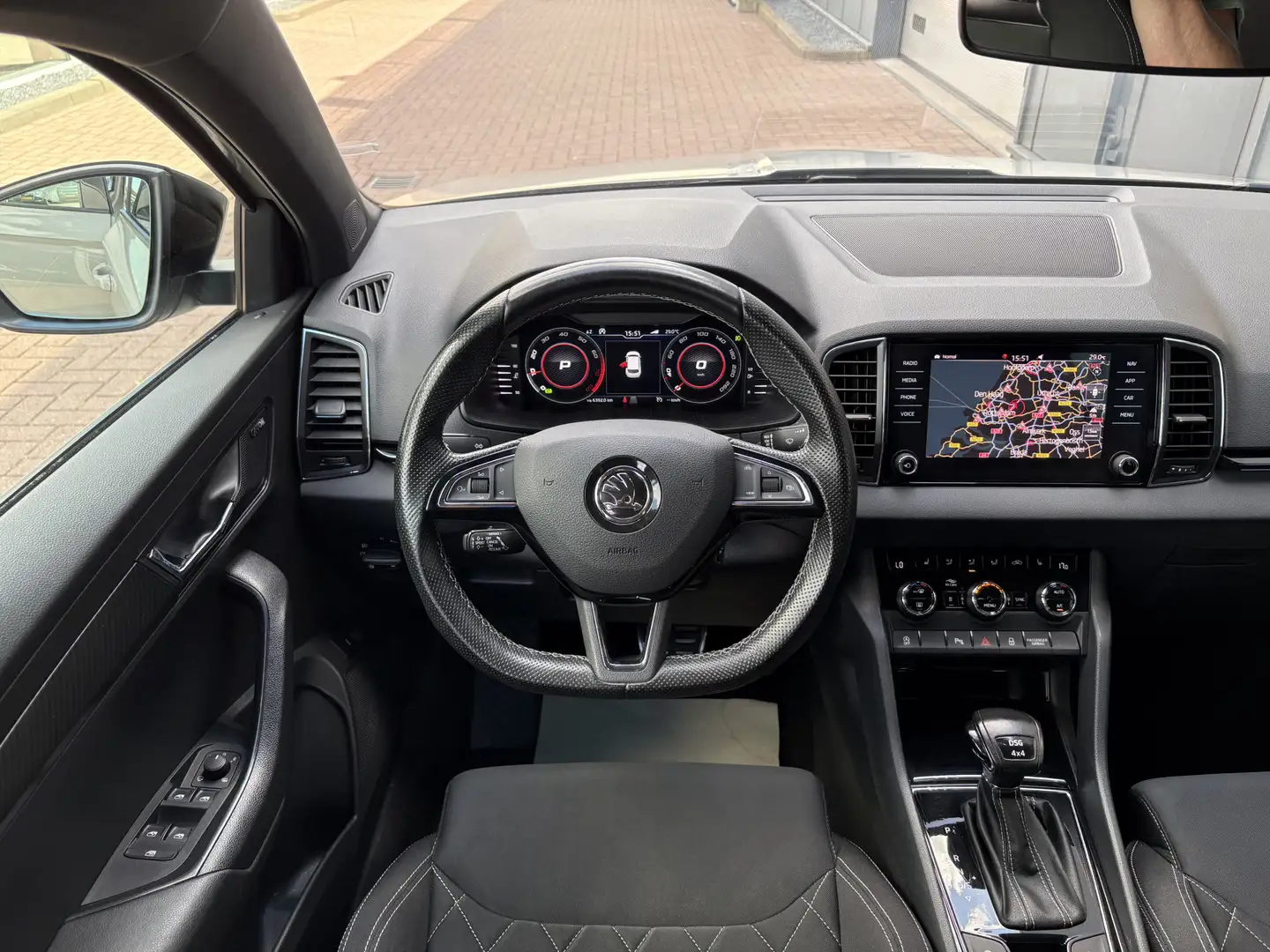 Skoda Karoq 1.5 TSi 150pk 4x4 DSG Scout Sportline Business CAM Grau - 2