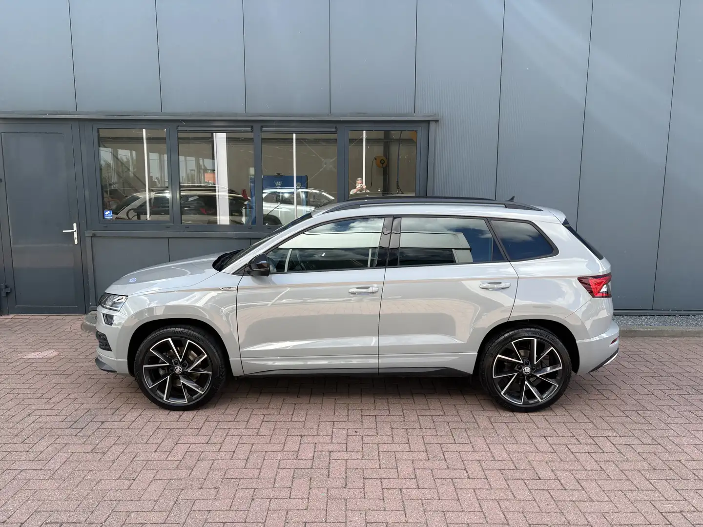 Skoda Karoq 1.5 TSi 150pk 4x4 DSG Scout Sportline Business CAM Grijs - 2