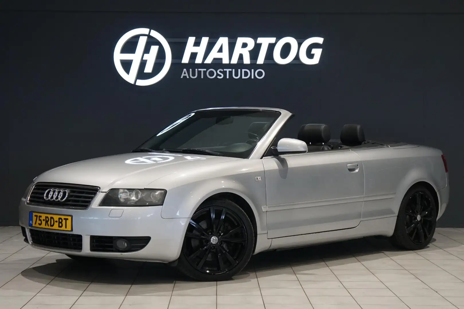 Audi A4 Cabriolet 3.0 V6 220PK + AUT. / LEDER / XENON Gris - 1