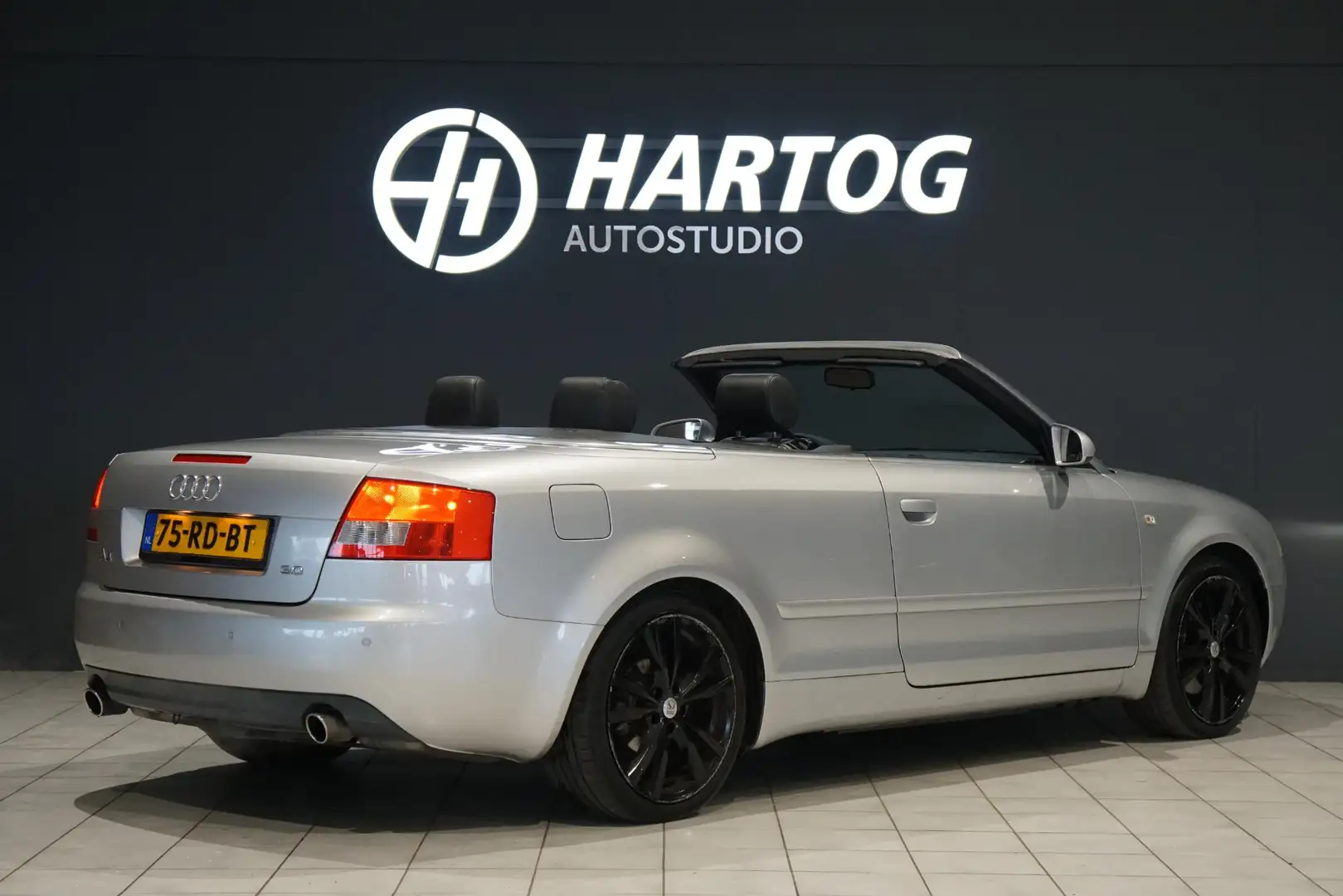 Audi A4 Cabriolet 3.0 V6 220PK + AUT. / LEDER / XENON Gris - 2