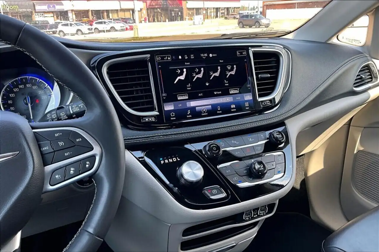 Chrysler Pacifica снимка Chrysler Pacifica