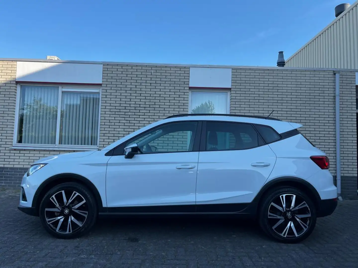 SEAT Arona 1.0 TSI Style CARPLAY, 12-2019, 18-INCH Wit - 2
