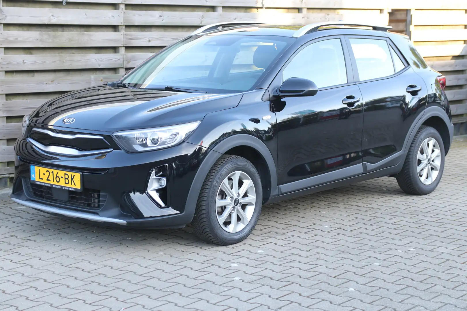 Kia Stonic 1.0 T-GDi MHEV DynamicLine Navi / Climate / Cruise Zwart - 2