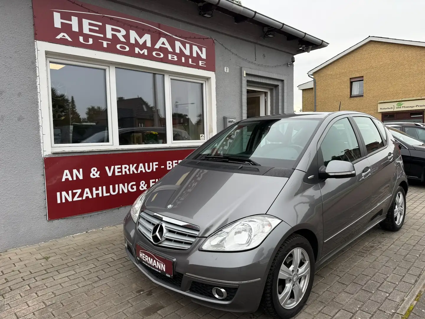 Mercedes-Benz A 180 Avantgarde AUTOMATIK Grau - 1