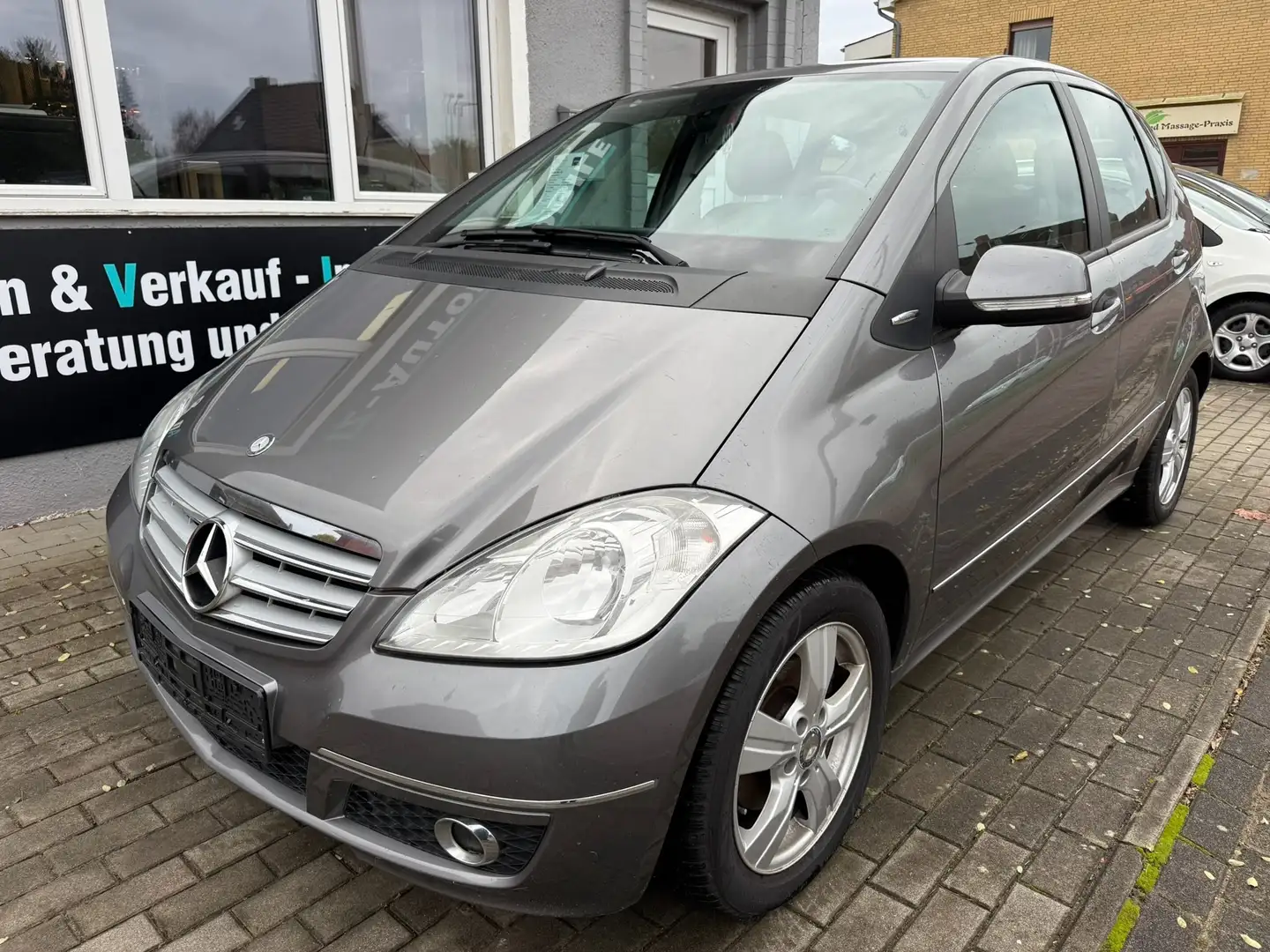 Mercedes-Benz A 180 Avantgarde AUTOMATIK Grau - 2