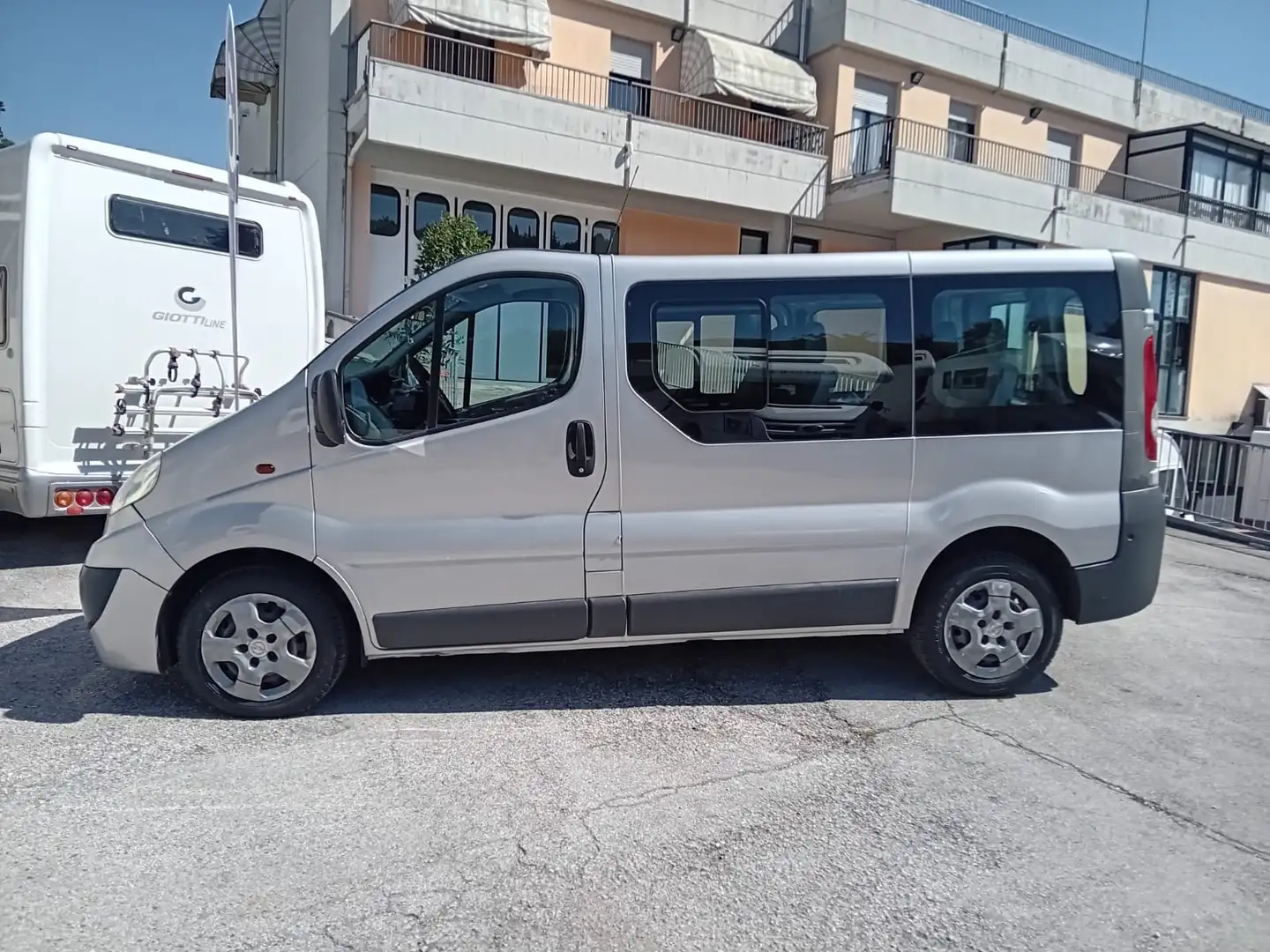 Opel Vivaro 2.0 CDTI 120cv Combi 9 Posti E4 srebrna - 2