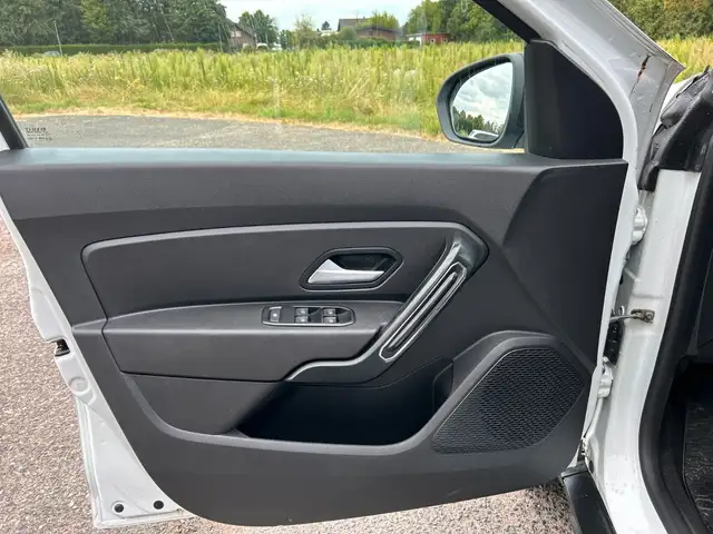 Dacia Duster view 12