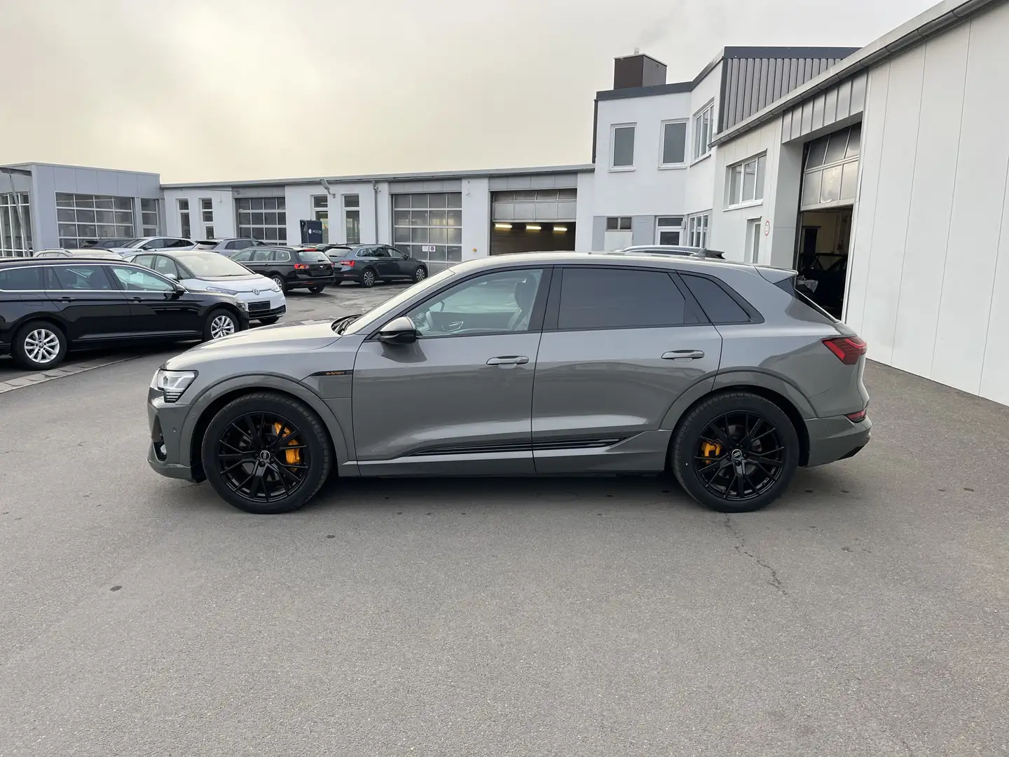 Audi e-tron quattro S line Black Edition 192€ m. 20% Anzahlu Gris - 2