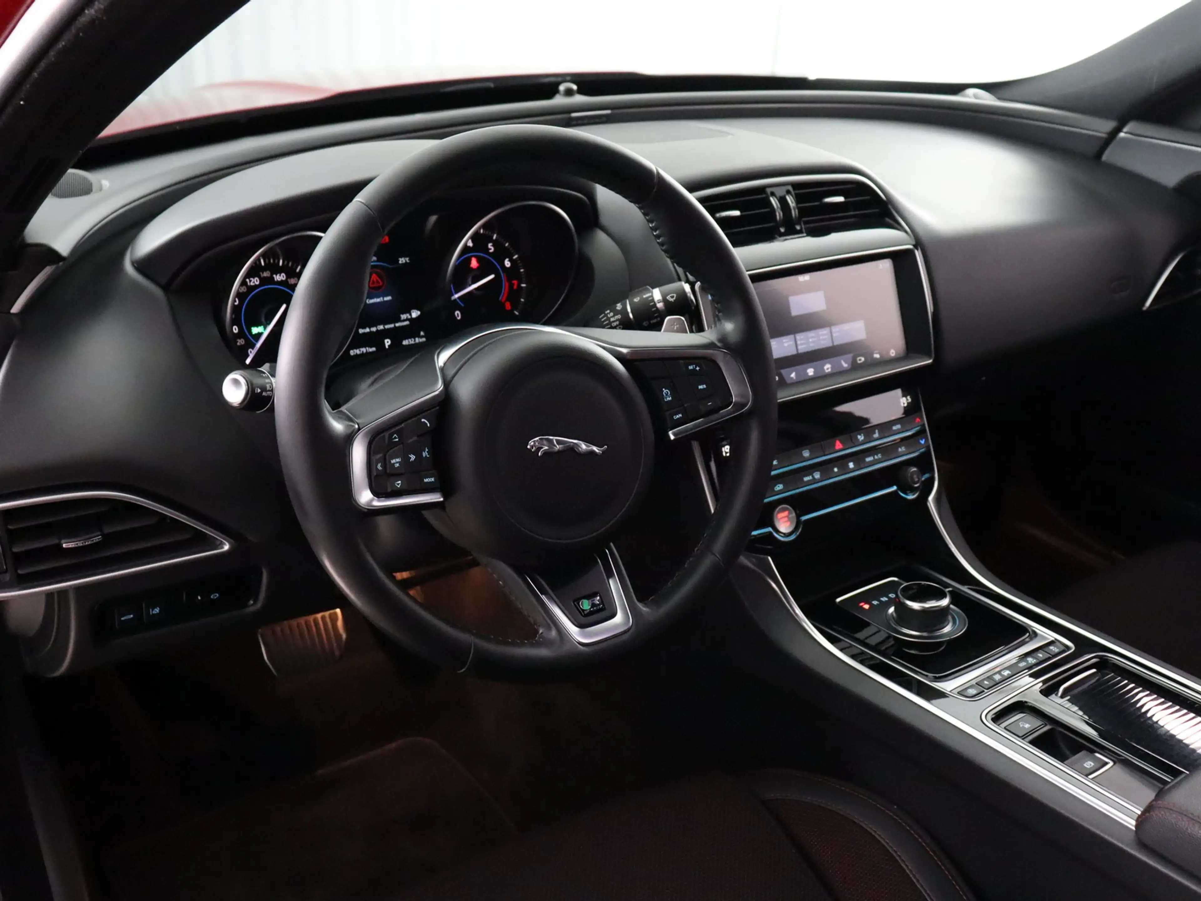 Jaguar XE 2.0t R-Sport (NL-Auto / Camera / Carplay / Navi / — photo 3