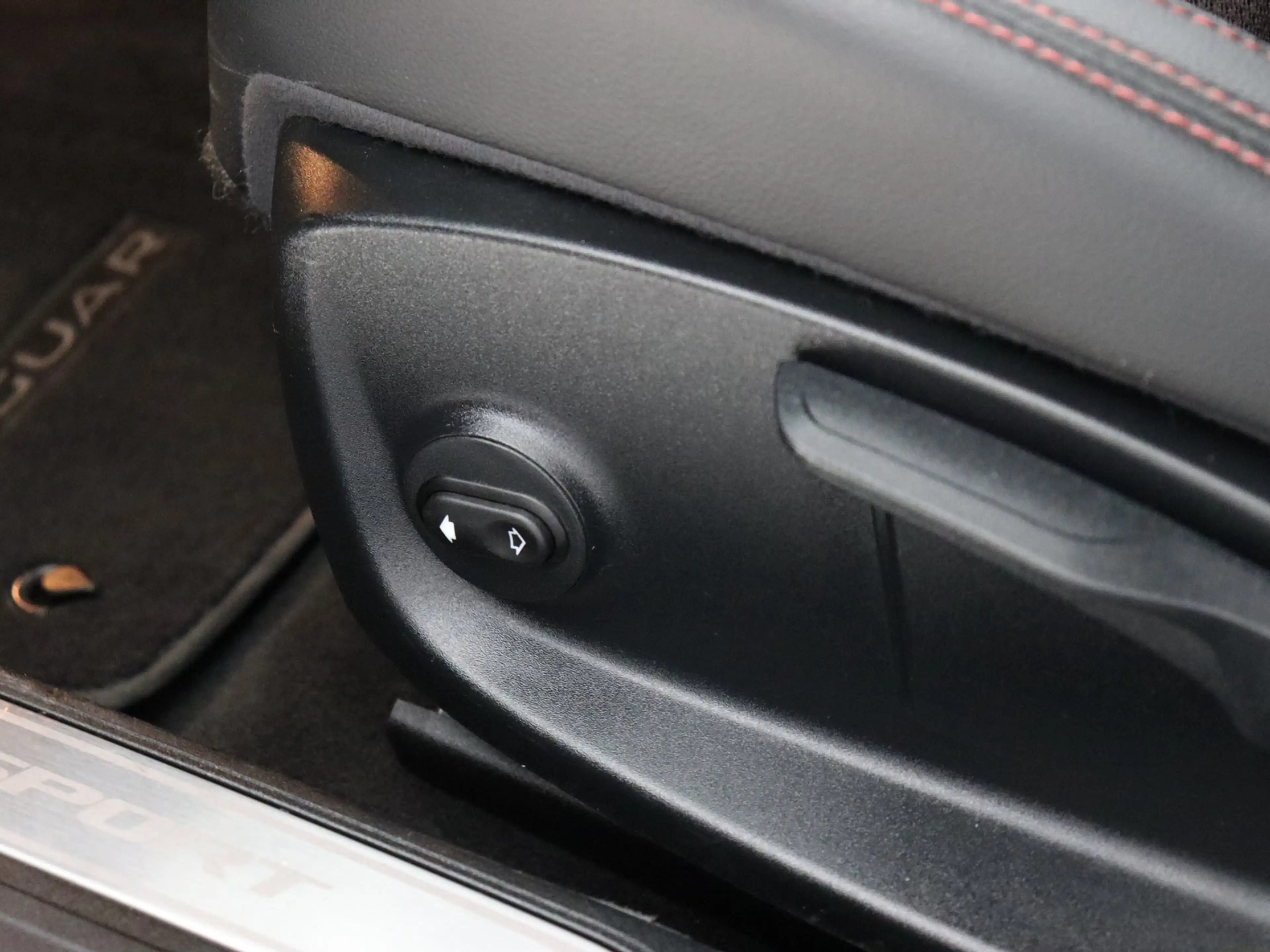 Jaguar XE 2.0t R-Sport (NL-Auto / Camera / Carplay / Navi / — photo 13