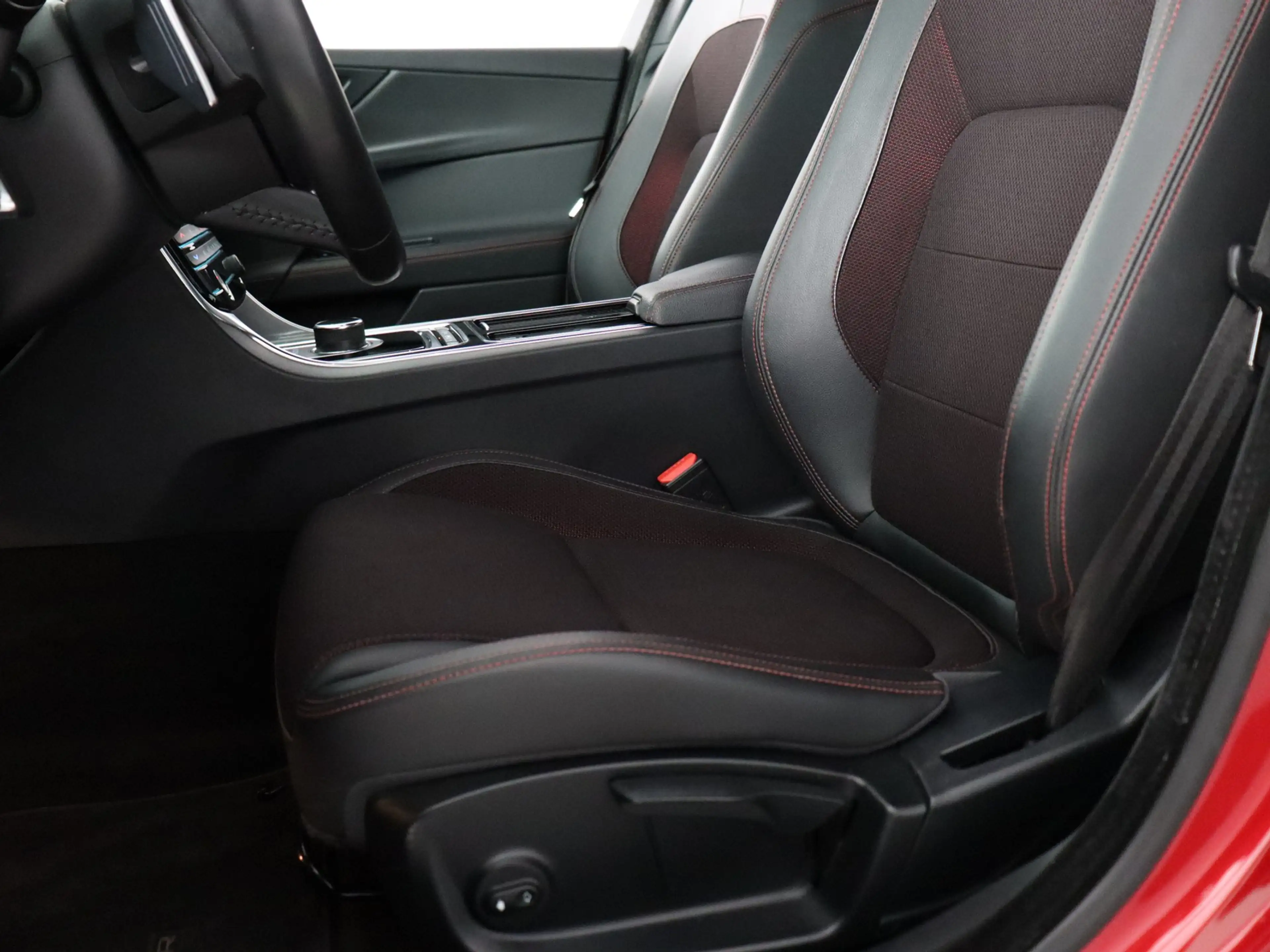 Jaguar XE 2.0t R-Sport (NL-Auto / Camera / Carplay / Navi / — photo 12