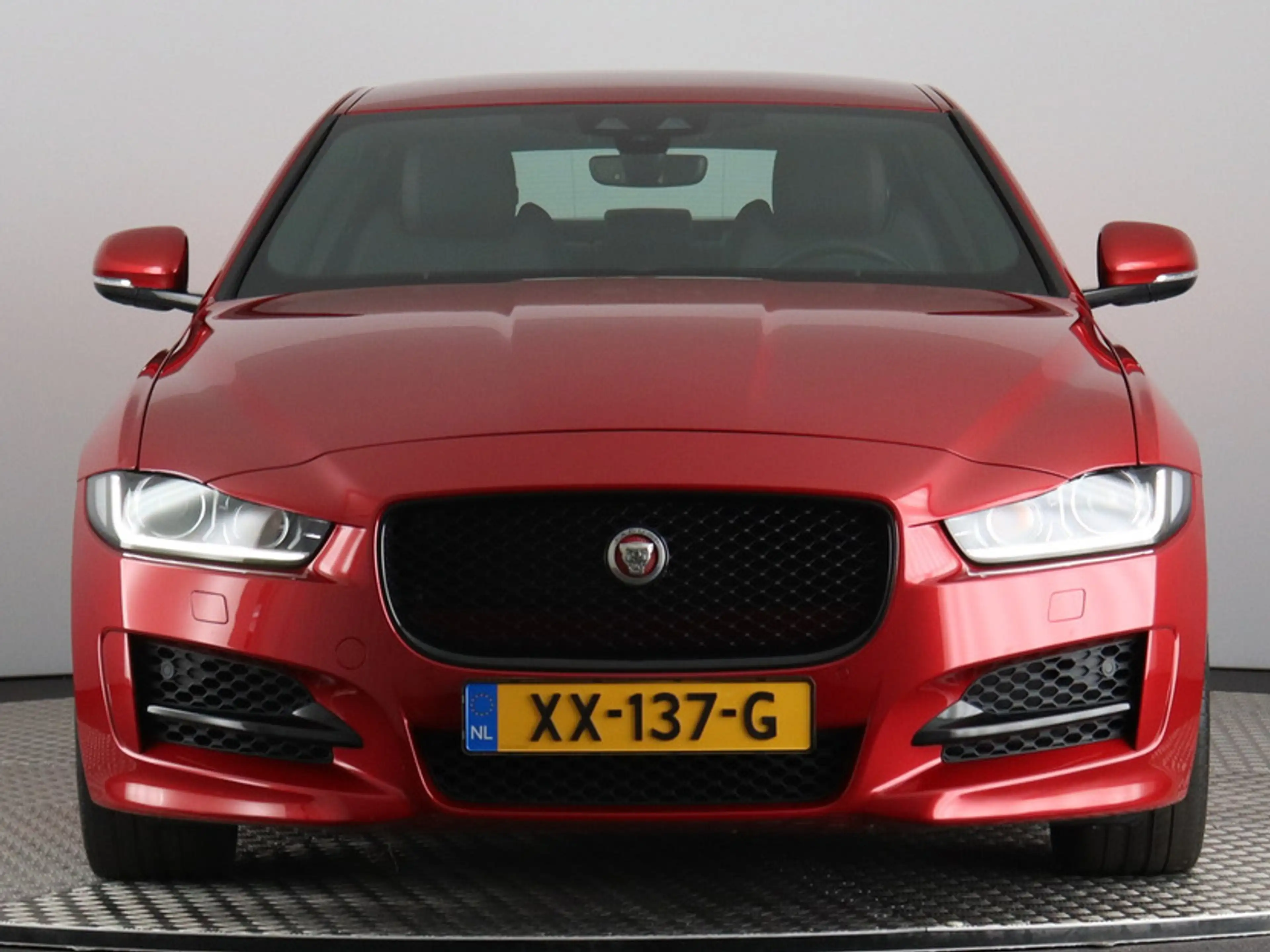Jaguar XE 2.0t R-Sport (NL-Auto / Camera / Carplay / Navi / — photo 4