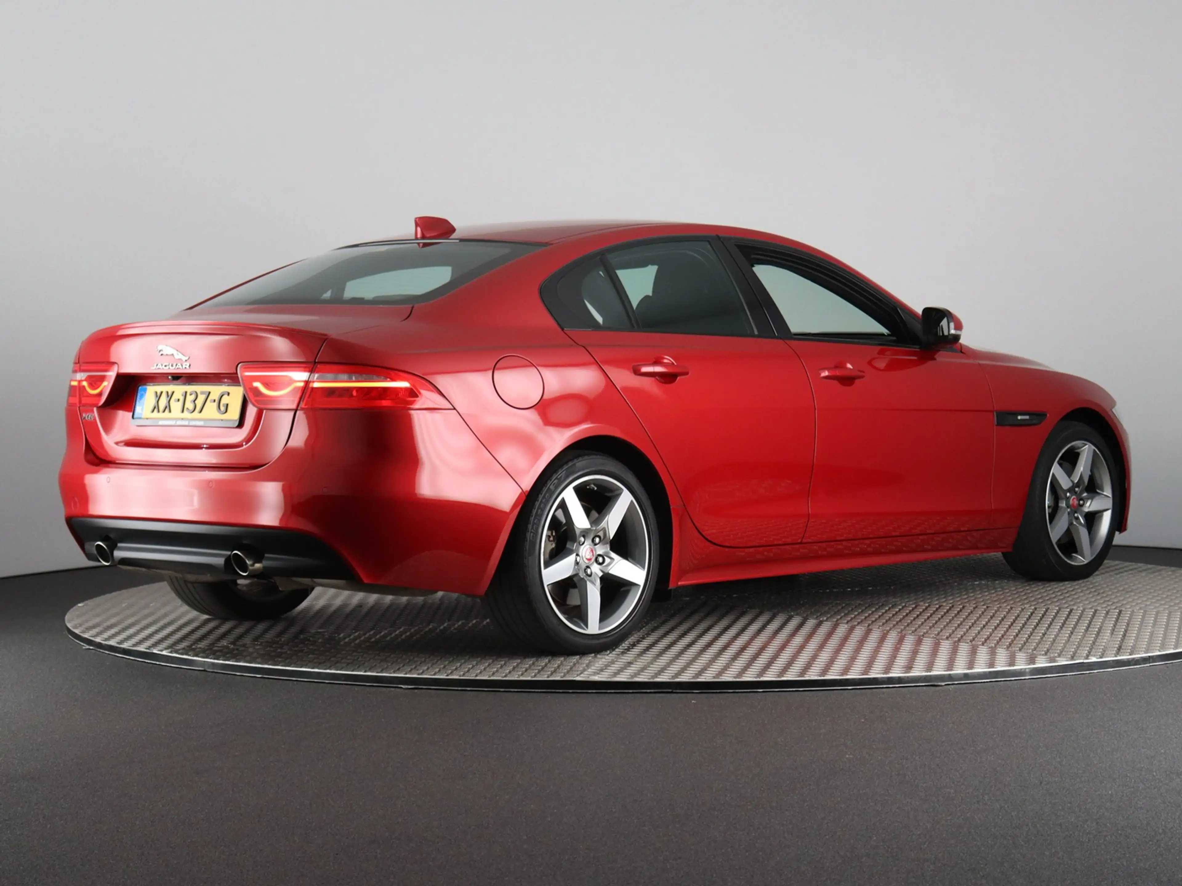 Jaguar XE 2.0t R-Sport (NL-Auto / Camera / Carplay / Navi / — photo 2